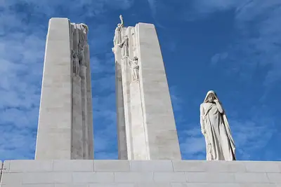שני העמודים של אנדרטת Vimy הלאומית הקנדית