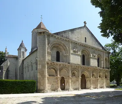 הכנסייה הרומנסקית Notre-Dame ב-Surgères