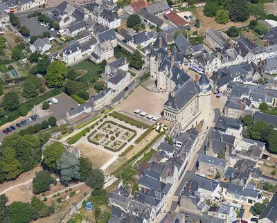 מבט אווירי על Château de Langeais מדרום