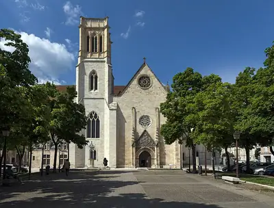 קתדרלת אז'ן במבט מ-Place du Maréchal Foch