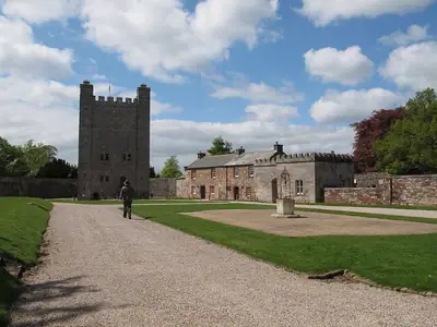 החצר החיצונית של Appleby Castle בקמבריה, עם בית האחוזה והחצר