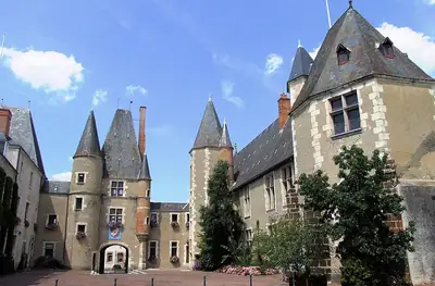 חצר Château des Stuarts ב-Aubigny-sur-Nère