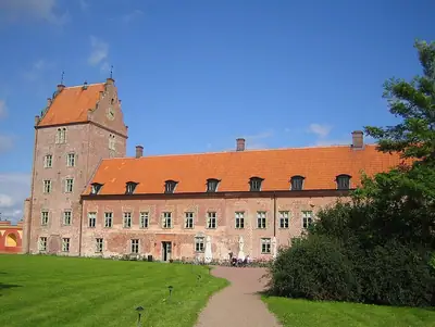 Bäckaskog Slott, טירה בסקוניה בין האגמים Ivösjön ו-Oppmannasjön, במבט מהחצר