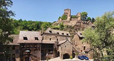 פנורמה של Belcastel ושל השאטו שלו