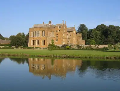 Broughton Castle מוקפת התעלה שלה