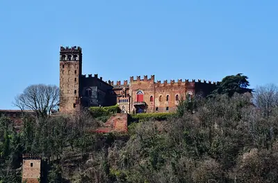 Castello di Camino בראש הגבעה
