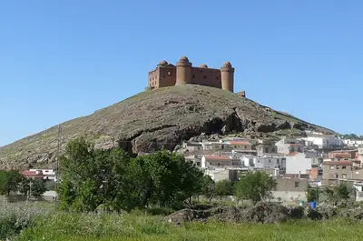 טירת La Calahorra מעל הכפר