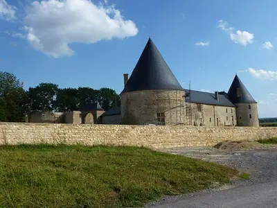 החווה המבוצרת של Charbogne, Château de Charbogne, עם מגדלי הפינות שלה באַרדן