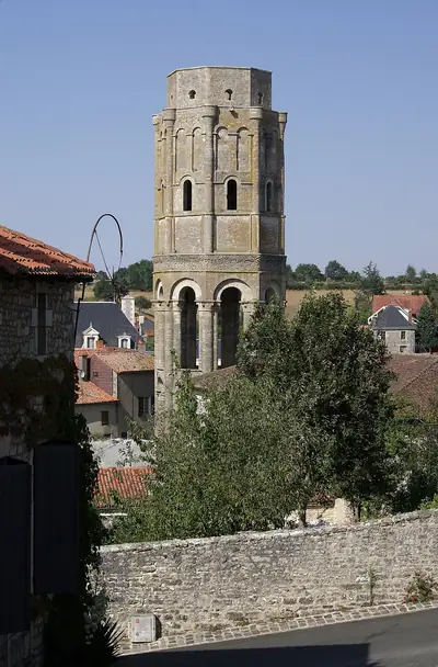 מגדל שארל הגדול של מנזר Charroux