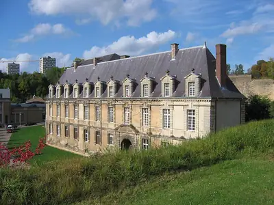 ה-Château-bas, הוא ארמון הנסיכים, בסדאן, האתר ההיסטורי שלצדו נמצאת דירת Prince Cupidon