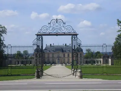 השער הראשי והגן של Château de La Motte-Tilly