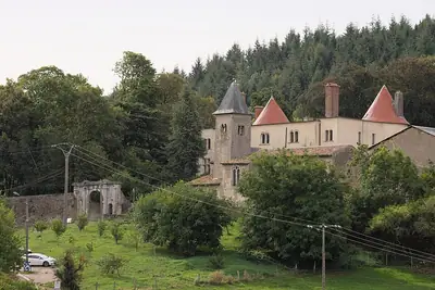 Château de Morey וכנסיית הכפר