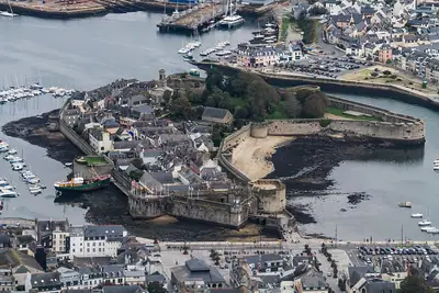 העיר המוקפת חומה של Concarneau בשפל