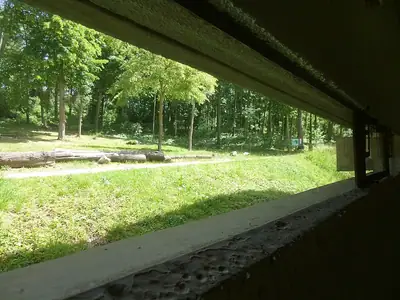 חלון אורכי בחזית המערבית של מנזר La Tourette