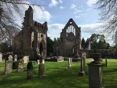 Dryburgh Abbey באביב