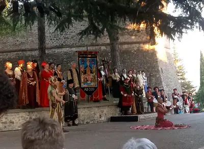 מופע היסטורי בתלבושות רנסנס ב-Rocca di Braccio ב-Montone