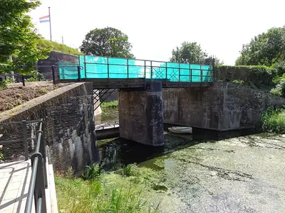 גשר ב-Fort Vuren מעל המים שסביב המבצר
