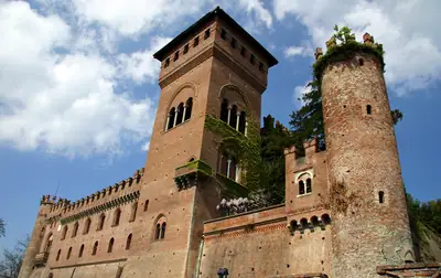 Castello di Gabiano בראש הגבעה מעל עמק הפו בפיימונטה