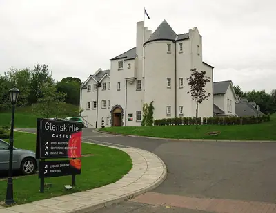 Glenskirlie Castle עם הצריח בסגנון טירה ב-Banknock