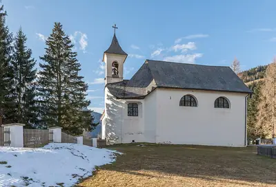 כנסיית הקהילה של Zedlitzdorf, במרחק של כ-200 מ' מהמיקום של Castle Berg Klösterle לפי Expedia (אין תמונה חופשית של הטירה עצמה)