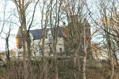 Hallgreen Castle בין העצים ב-Inverbervie, אברדינשייר