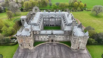 מבט אווירי על ארמון Holyroodhouse