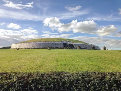 חזית הקוורץ הלבנה של Newgrange
