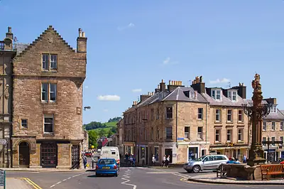 מרכז Jedburgh עם Mercat Cross, העיירה הקרובה ביותר ל-Finnie Castle; אין תמונה חופשית של Finnie Castle