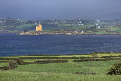 Kilcoe Castle, בית מגדל מהמאה ה-15 במפרץ Roaringwater
