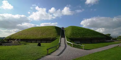 קבר המעבר של Knowth בעמק נהר בוין