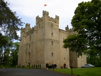Langley Castle בעמק סאות' טיין, מגדל מגורים ימי-ביניימי משוחזר שמנוהל כיום כמלון