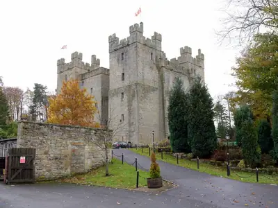 Langley Castle במבט מצפון-מזרח, עם מגדלי הפינות שלה