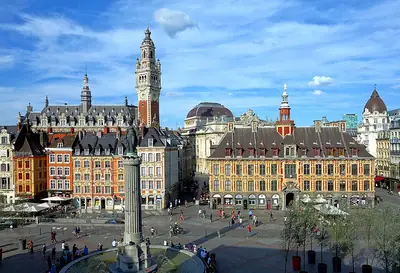 Place du Général-de-Gaulle ב-Lille עם עמוד האלה והבורסה הישנה