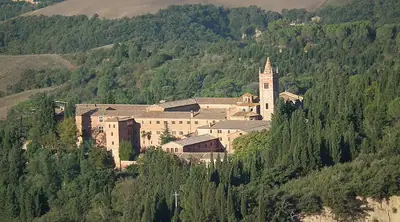 הפעמון והכנסייה של Monte Oliveto Maggiore