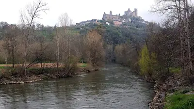 הכפר Najac באבירון, כמה קילומטרים מ-Château de Lavezon (אין תמונה חופשית של המקום עצמו)