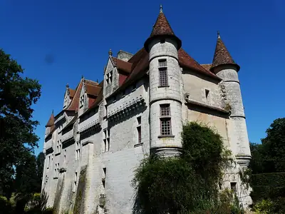 Château de Neuvic על גדת נהר Isle