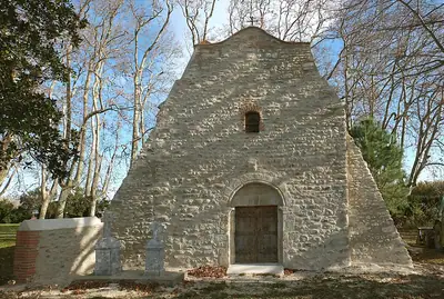 הכנסייה הרומנסקית Saint-Pierre de Vilaclara, ליד השאטו