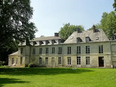 Château de Ravenel באואז, במבט מרחוב Rue du Château