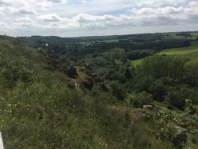 מורדות שמורת הטבע Pont-Barré מעל עמק הלייון, סמוך ל-Château du Breuil; אין תמונה חופשית של השאטו עצמו