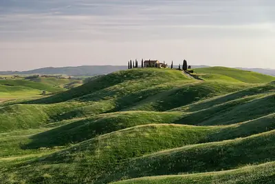 גבעות מתונות ליד Asciano ב-Crete Senesi, טוסקנה