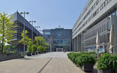 כיכר Landhausplatz עם בניין הפרלמנט המחוזי בסנקט פלטן