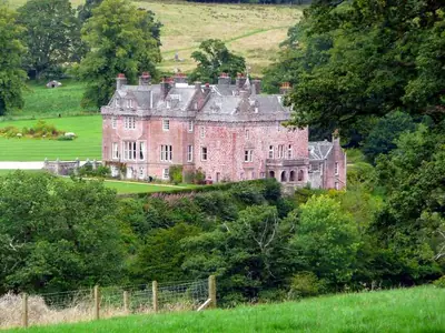 Sorn Castle לצד נהר איר ב-East Ayrshire, הטירה הקרובה ביותר למודעה; אין תמונה חופשית של המבנה שבמודעה