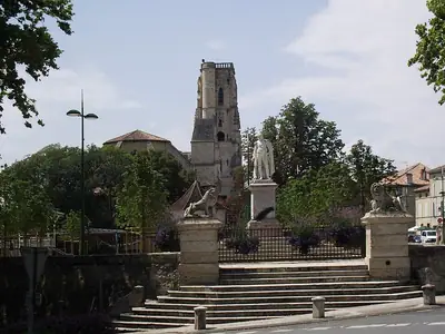 פסל המרשל Lannes והקתדרלה של Lectoure