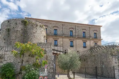 Castello Macchiaroli בטג'אנו, טירה ימי-ביניימית במחוז סלרנו