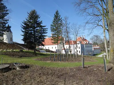 האגפים הדרומי והמזרחי של Schloss Thalheim, עם ביתן עגול בקצה השמאלי