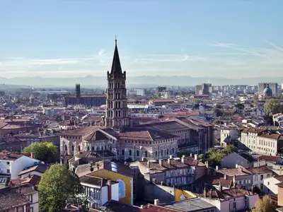 טולוז עם בזיליקת Saint-Sernin