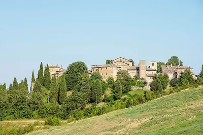 הכפר הימי-ביניימי Castello di Serravalle
