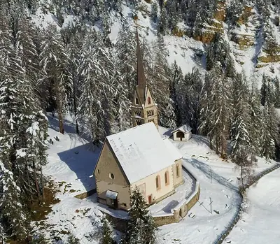 מבט אווירי על כנסיית Santa Giuliana מעל Vigo di Fassa